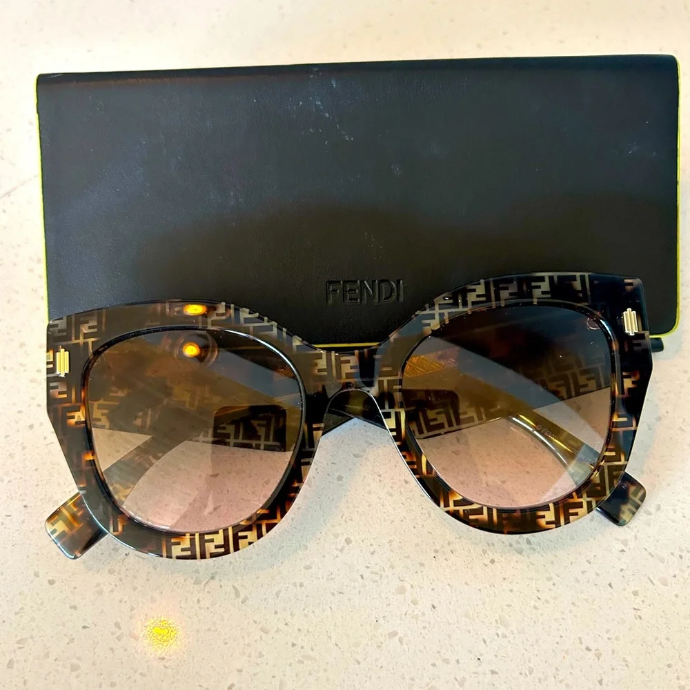 Authentic Fendi sunglasses with case - Picture 1 of 3